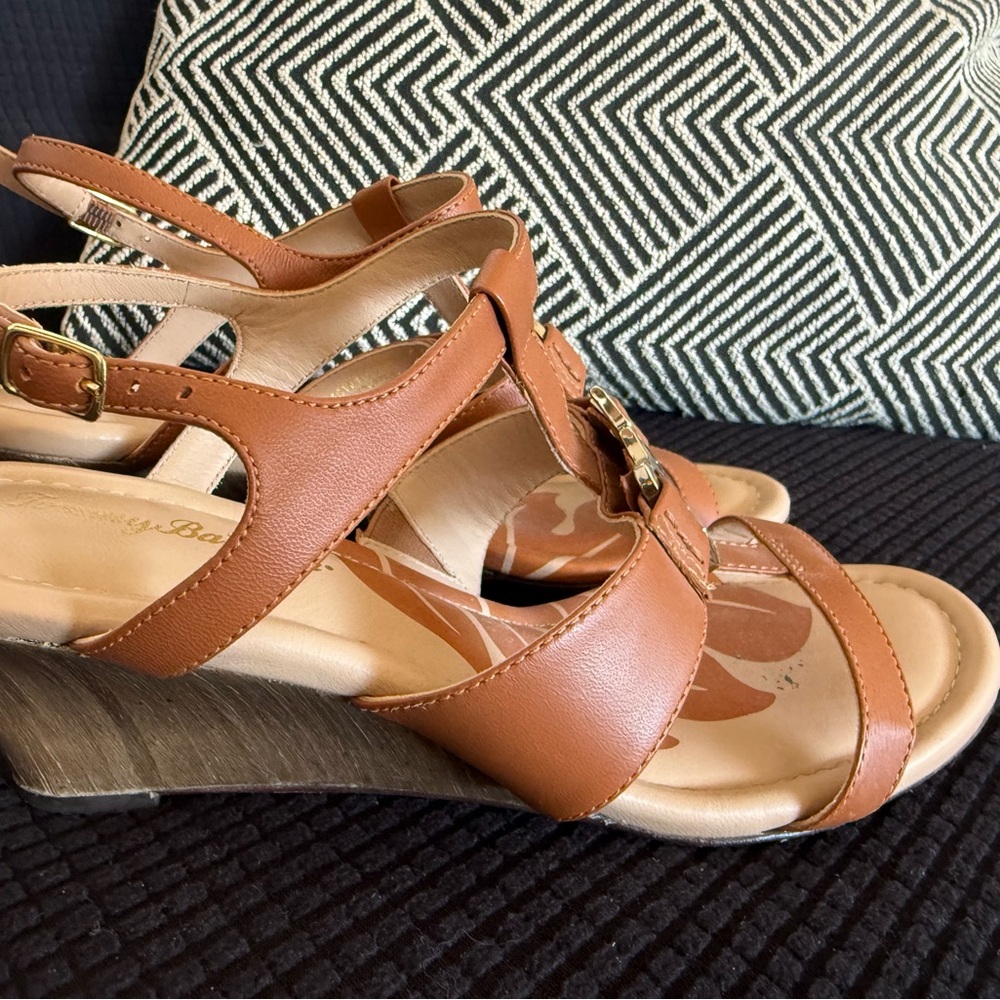 Tommy Bahama Tan Sandals with Gold Leaf Accent - Picture 2 of 4